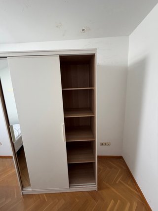 Armario blanco de madera