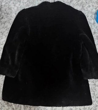 Abrigo negro de pelo sintético. Negociable