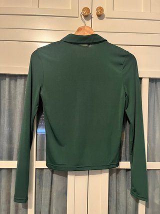 Camisa Stradivarius verde con etiqueta