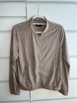 Chaqueta beige perforada cremallera