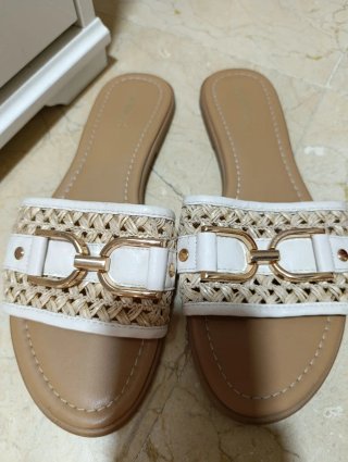 Sandalias planas beige y doradas