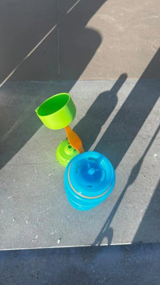 Botella azul con tapa verde
