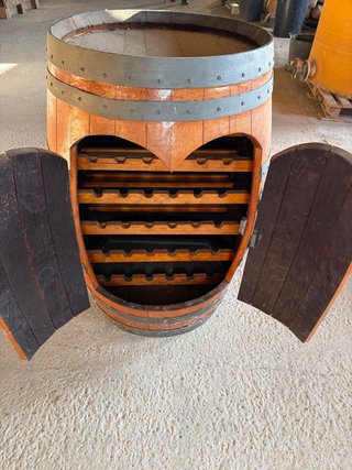 Barrica di vino artigianale con porta