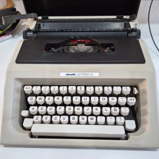 Máquina de escribir Olivetti Lettera 40