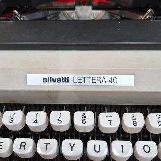 Máquina de escribir Olivetti Lettera 40