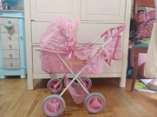 Carro o cochecito de muñecas rosa