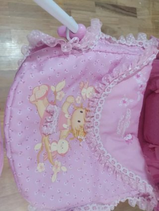 Carro o cochecito de muñecas rosa