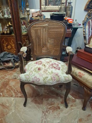 Sillón de madera y ratán con tapicería floral