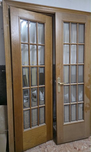 Puerta de salón de madera con cristales