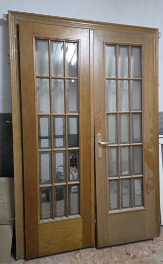 Puerta de salón de madera con cristales