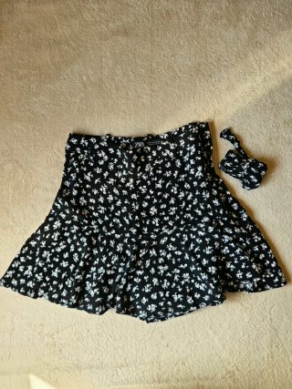 Falda Zara floral negra y blanca
