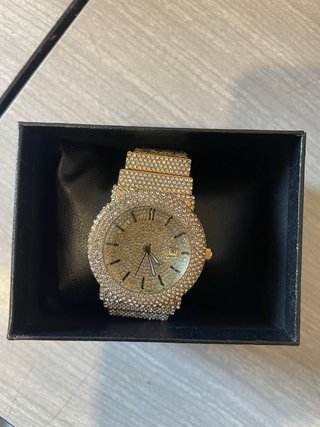 Reloj Dorado Lujoso con Cristales