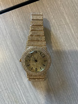 Reloj Dorado Lujoso con Cristales