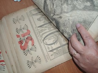 Lote de periódicos si, suplemento arriba