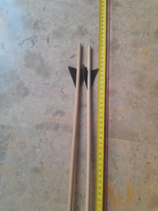 Arco de madera con 2 flechas