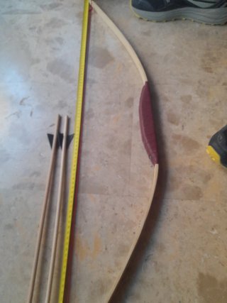 Arco de madera con 2 flechas