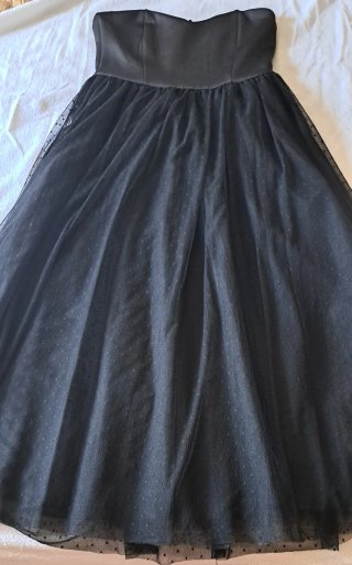 Vestido negro de tul con lunares