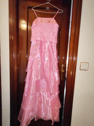Vestido de fiesta rosa con volantes
