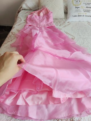 Vestido de fiesta rosa con volantes