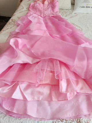 Vestido de fiesta rosa con volantes