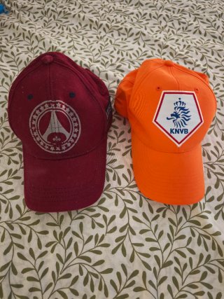 Gorra PSG y Gorra Selección Holanda