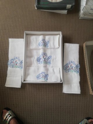 Juego de toallas bordadas con palomas