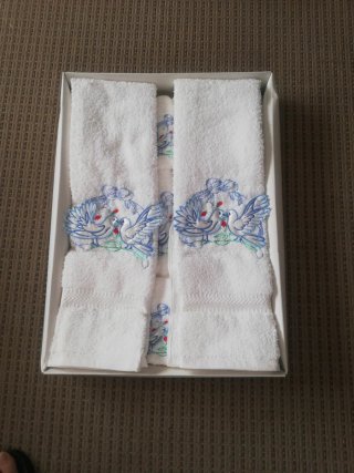 Juego de toallas bordadas con palomas