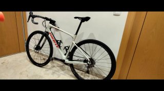 Bicicleta Gravel Giant Blanca