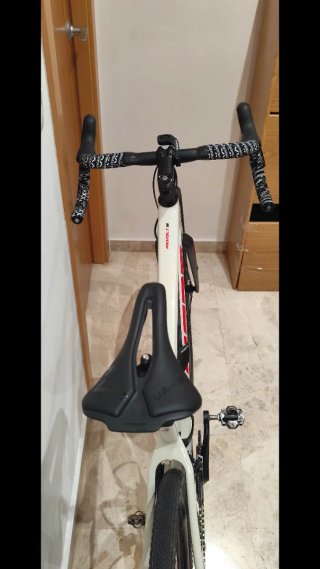 Bicicleta Gravel Giant Blanca