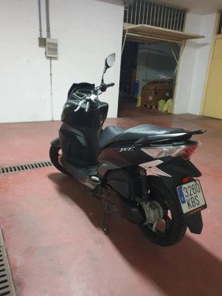 Moto Scooter Negra en Buen Estado