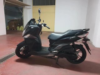 Moto Scooter Negra en Buen Estado