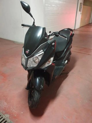 Moto Scooter Negra en Buen Estado