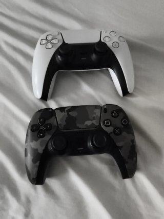 PlayStation 5 con 2 mandos y 5 juegos