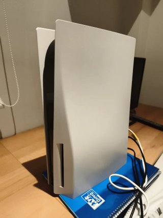 PlayStation 5 con 2 mandos y 5 juegos