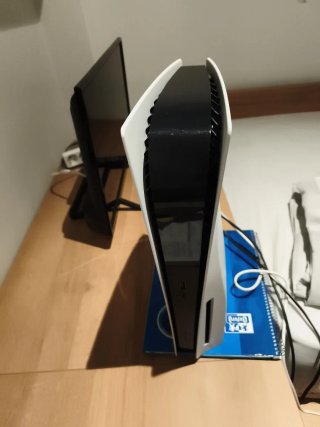 PlayStation 5 con 2 mandos y 5 juegos