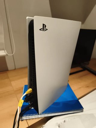 PlayStation 5 con 2 mandos y 5 juegos
