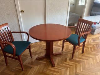Mesa redonda + 2 sillas con reposabrazos