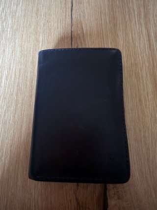 Cartera pequeña de piel negra