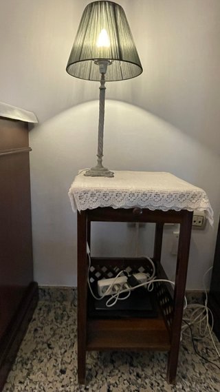 Mesita Auxiliar Madera + Lámpara Sobremesa