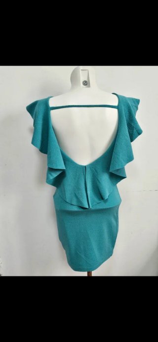Vestito tubino con volant e schiena scoperta