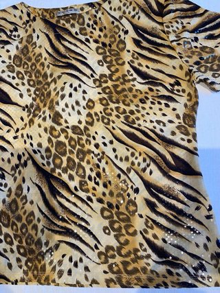 Camiseta vestir LEGEND animal print con brillos