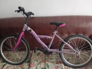 Bici infantil morada y rosa con casco y ruedines