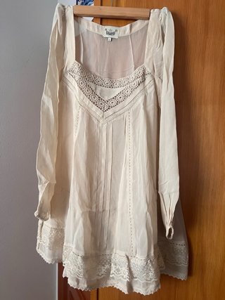 Vestido beige con encaje