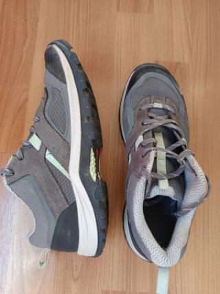 Zapatillas de montaña grises.