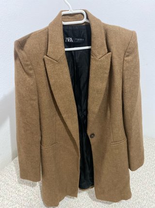 Blazer largo Zara marrón.