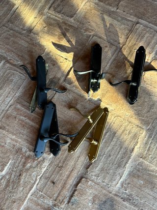 Manillas para puertas (negras y doradas)