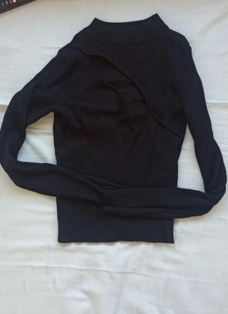 Jersey negro con escote asimétrico
