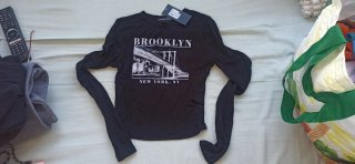 Jersey negro con escote asimétrico