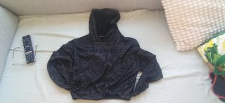 Jersey negro con escote asimétrico