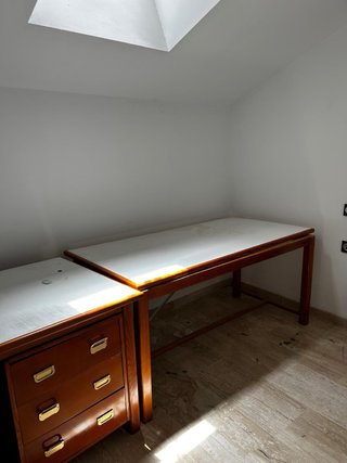 Mesa de madera con superficie blanca, con cajonera